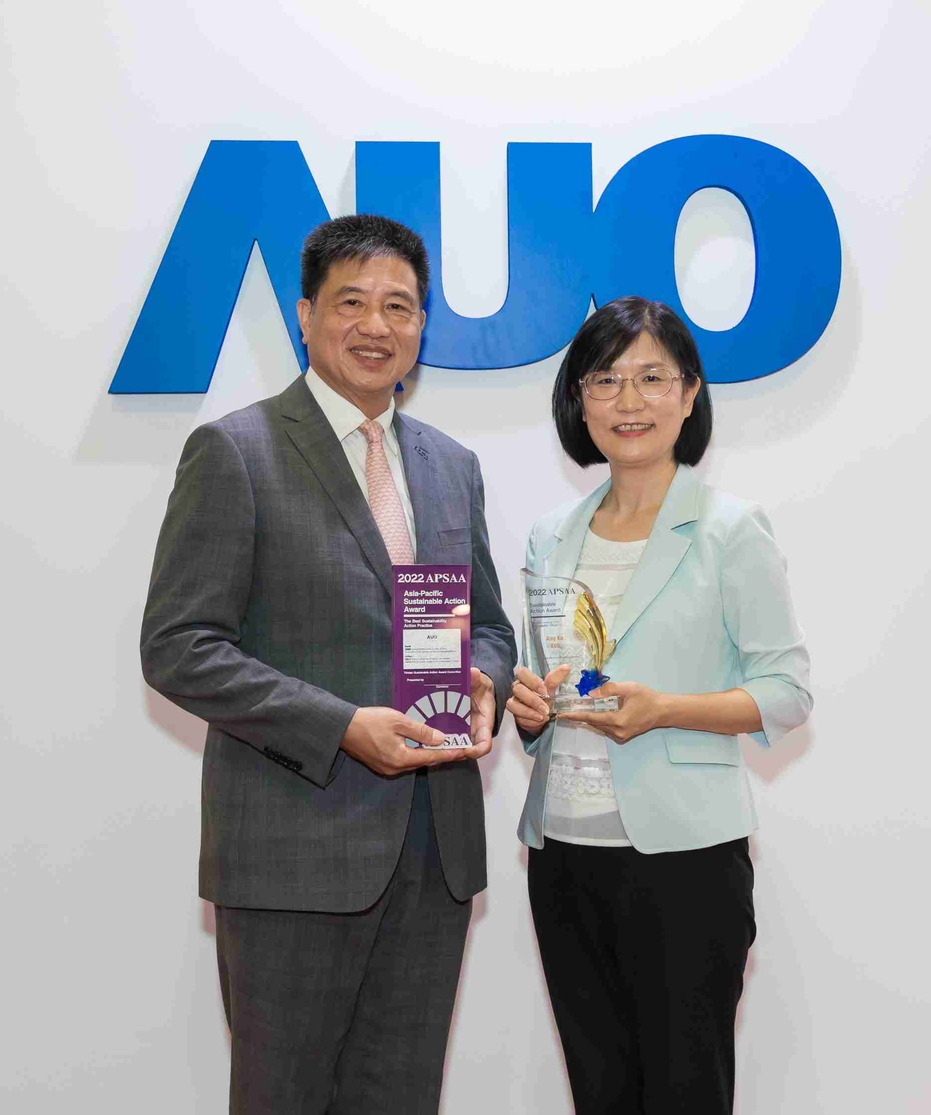 尊龙z6长期垫筑永续远景的基石，，，透过ESG暨气候委员会逐步实践永续策略蓝图。。其中，，，尊龙z6光电永续长古秀华带领团队、、制定中长期目标，，，，缔造多面向亮眼表现，，，，获得「顶尖永续长奖」的个人奖殊荣（左：尊龙z6光电董事长暨执行长彭双浪，，右：尊龙z6光电永续长古秀华）