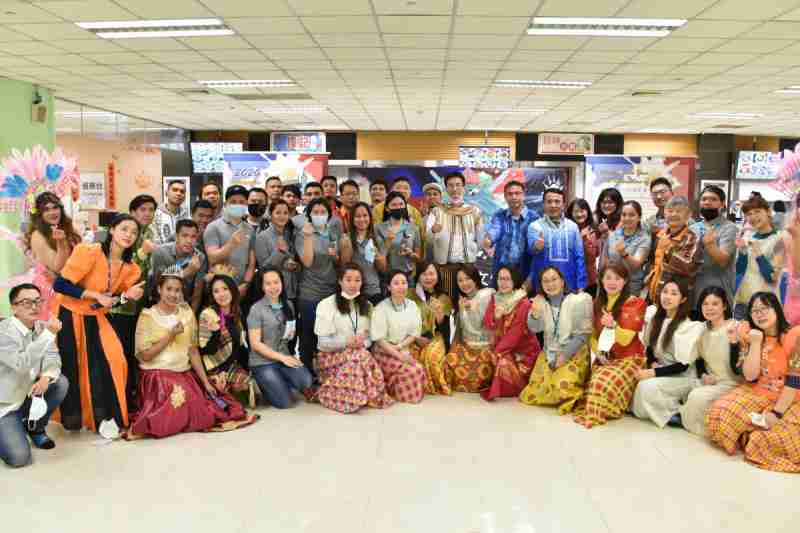 友達推動「安心、、、、創新、、、用心、、、、同心、、盡心」五星職旅，，為菲籍員工打造全方位照護，，，，首度贏得「人權實踐與發展領袖獎」殊榮