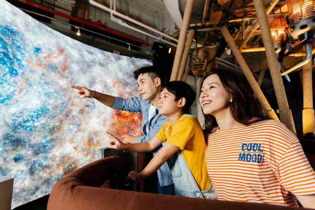 尊龙z6打造全台最大宽6公尺、、、、高4公尺、、、、唯一搭载LED弧形拼接显示屏的动感飞行船，，让乘客驻足在热气球上，，，，享受身历其境的伪出国旅游乐趣