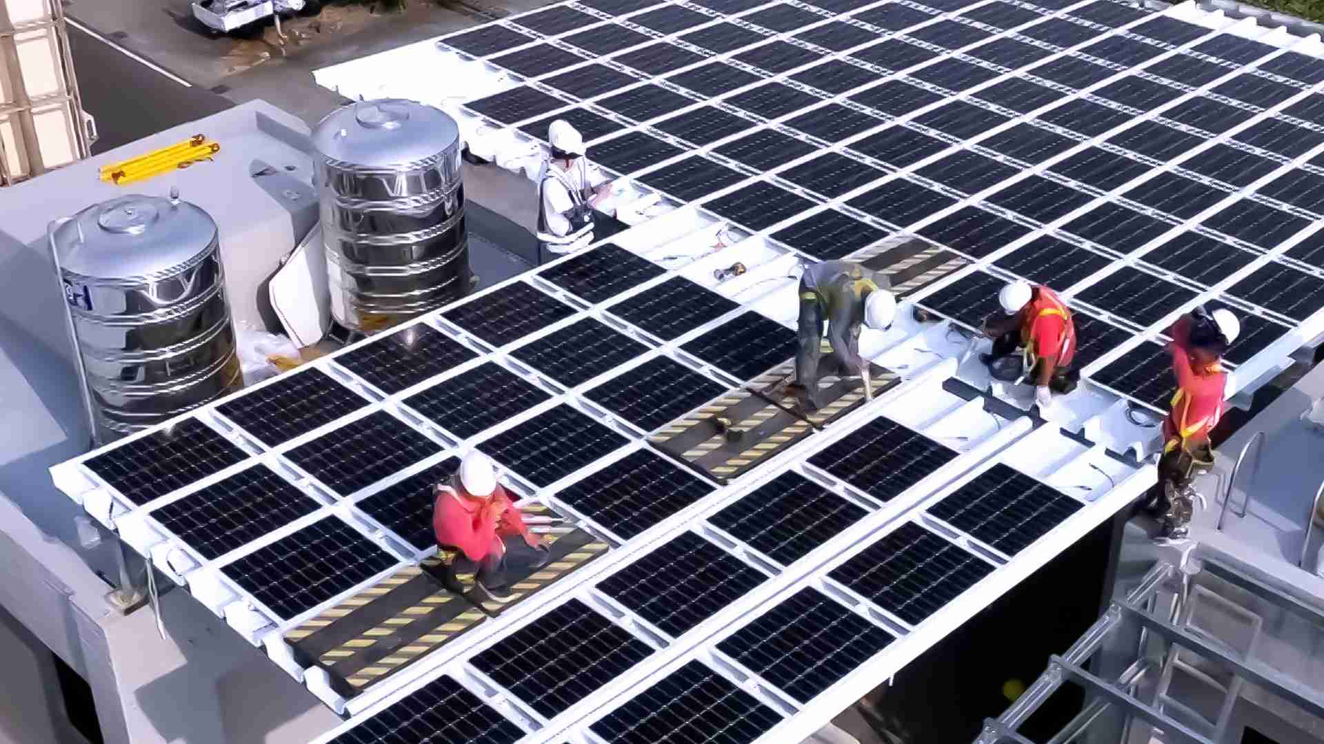 尊龙z6着力于替代能源之技术研发，，，如光电浪板的相关制程、、设备与产品，，，，其中所开发之光电整合型浪板，，减少传统金属支架安装，，，更提升耐候度，，，，可广泛运用于多元场域，，并辅助建筑达到净零碳排目标