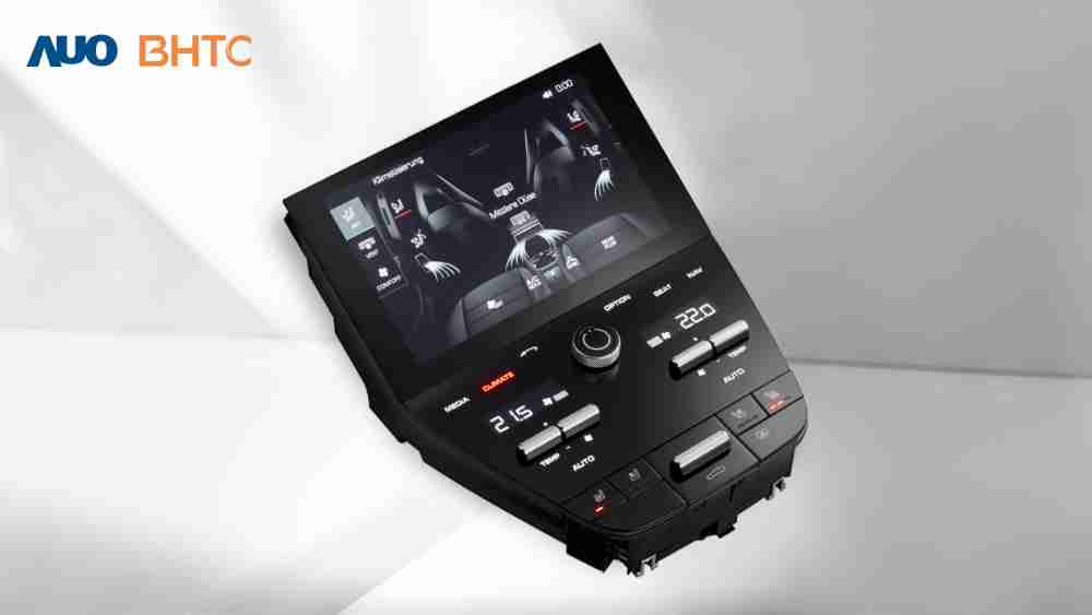 作為友達新生力軍，，BHTC所展示的中央與後座鞍部的Display HMI產品，，可處理多區恆溫控制、、、、顯示畫面，，，，呈現仿真3D車室分區；以力傳感技術精準傳遞觸感，，，並結合音量及震動反饋，，，，防止意外啟動，，，，提供使用者自然流暢、、、直觀且輕鬆駕馭的舒適介面