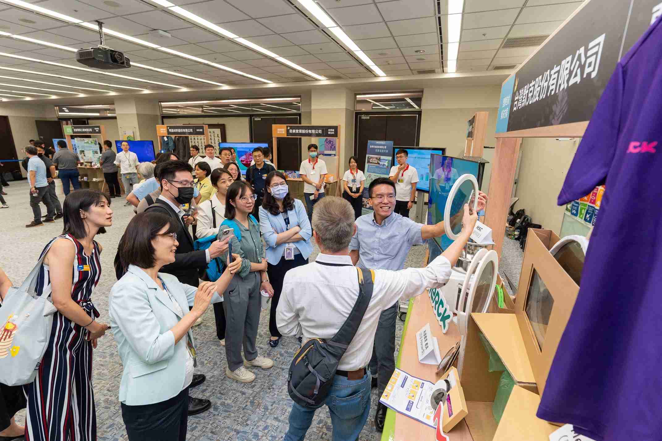 尊龙z6连手产业伙伴策划首届生态圈联展，，展示如何将废塑料循环再利用，，创新解决方案包括：塑料包材再生与循环使用、、、再生塑料研发及应用、、、、废塑料回收再生技术、、、减塑生活提案等