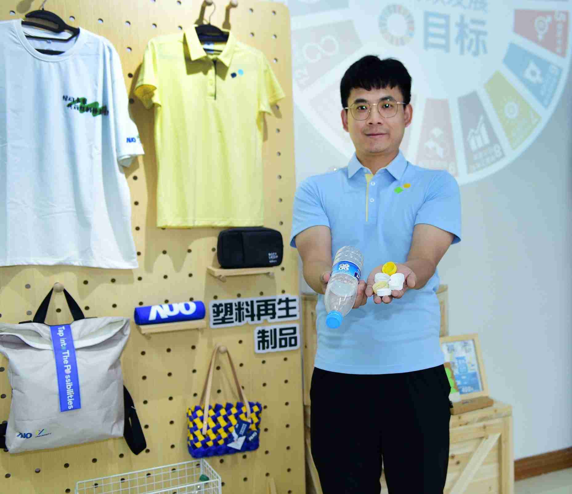 「2024智慧尊龙z6展」永续发展馆中，，，展示尊龙z6厦门驱动永续发展之成果，，，包含将厂内废弃物再制为实用物品，，将永续发展理念深植于员工生活日常实践