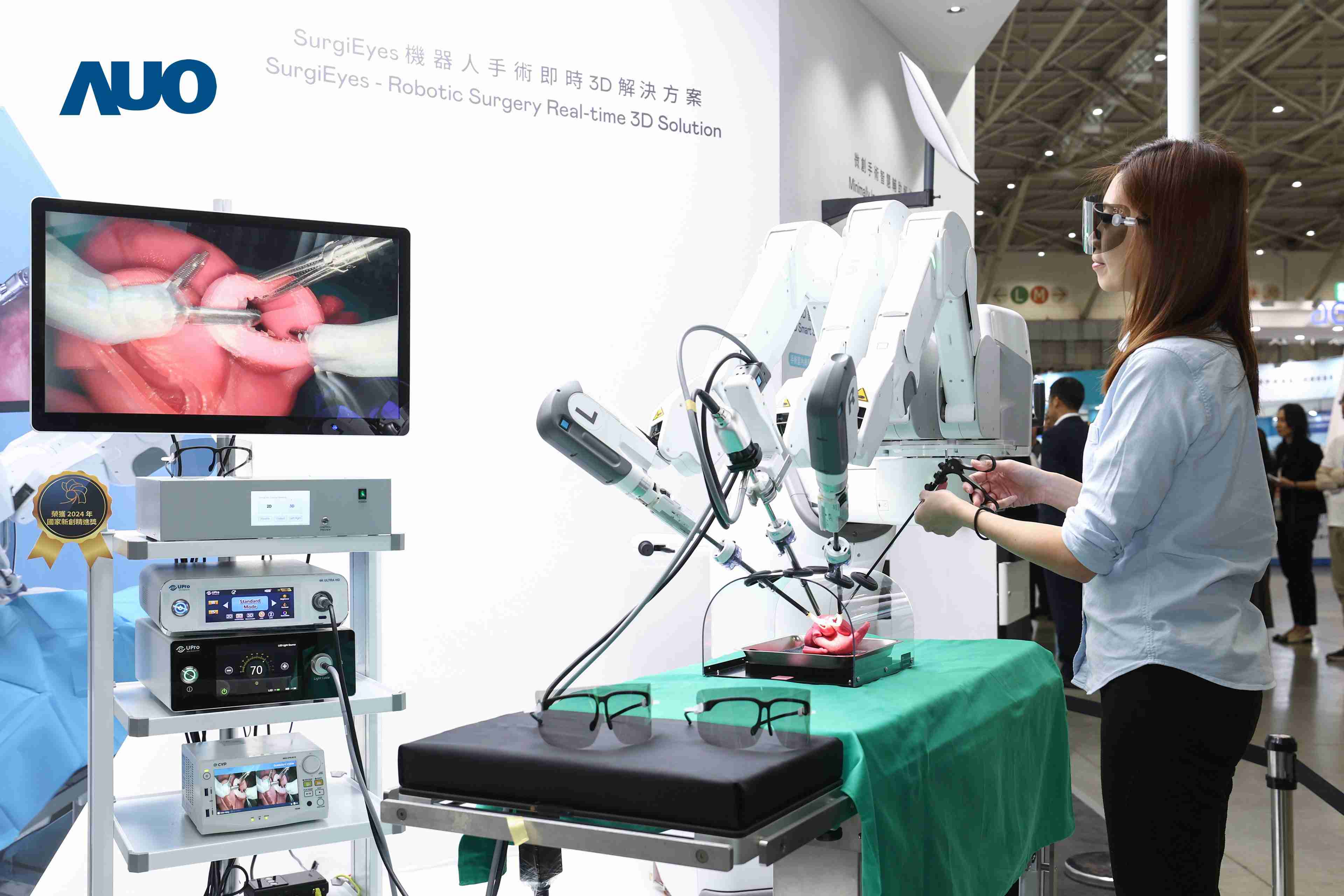 达擎以领先的3D显示技术推出〝SurgiEyes机器人手术实时3D解决方案〞，，整合先进3D图像处理与独家3D垂直宽视角、、广色域的显示技术，，手术团队可实时同步主刀医师视角看到清晰3D影像，，，提升沟通效率与安全性。。。。