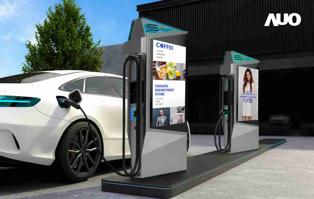 达擎 “55吋高亮度户外防水显示器”，，，，在阳光直射环境下仍可呈现清晰鲜明之影像质量，，可灵活安装于充电桩及智能电杆，，，，成为数字户外广告 （DOOH）最佳宣传利器